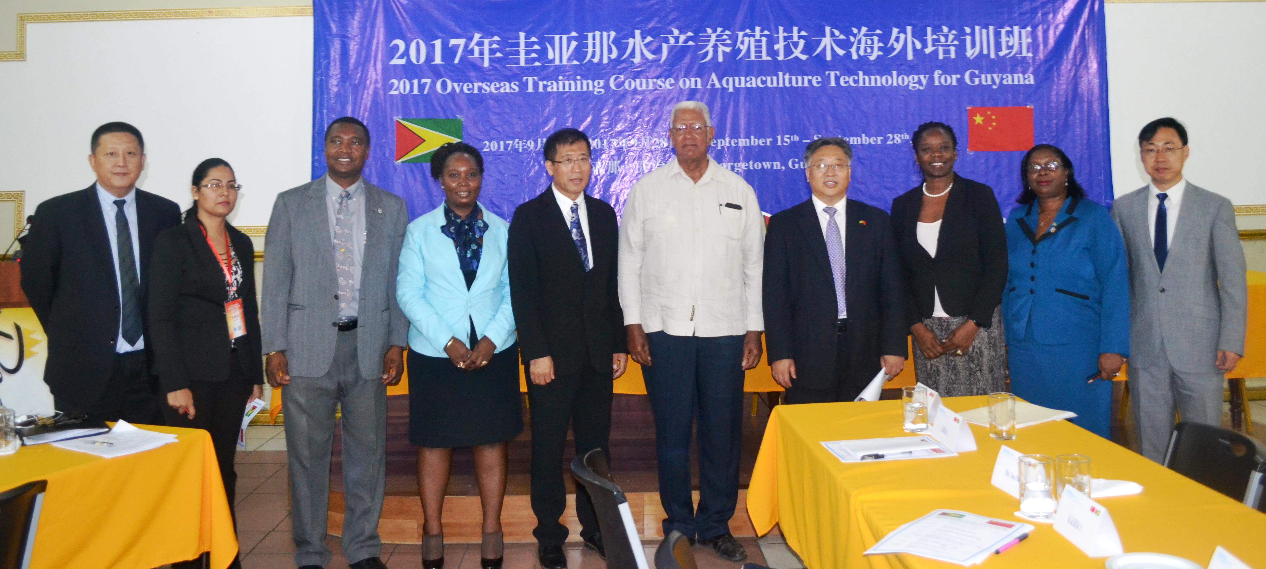 Minister Holder, Ambassador Cui Jianchun and other representatives of the Ministry of Agriculture and the Chinese Government