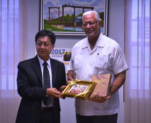 Agriculture Minister, Noel Holder receives a keepsake from Tailand's Chargé ď Affairs, Mr. Teerapong Vanichanon