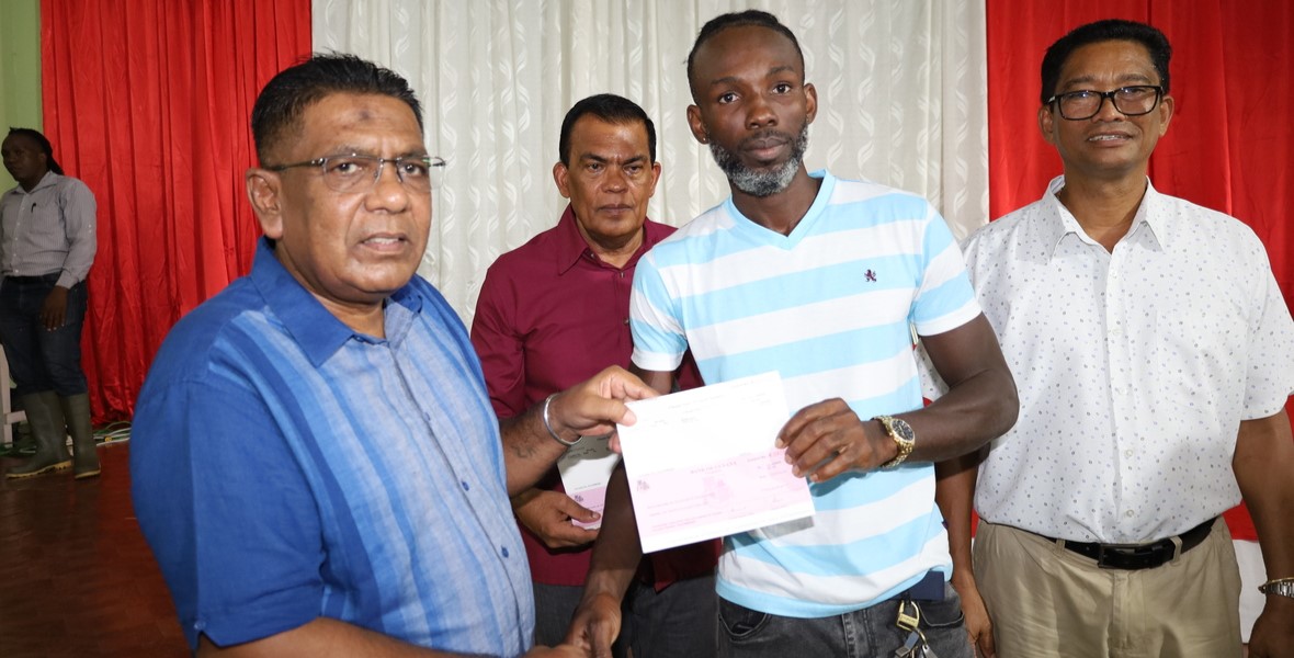 Sugar workers benefit from gov’t’s one-off $100,000 cash grant in time for Christmas